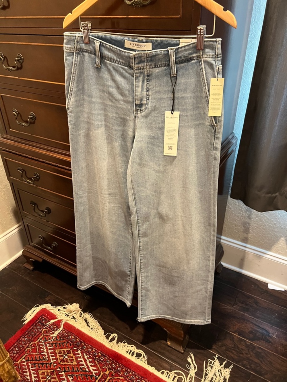 Liverpool Wide Leg Light Wash Jeans - Light Blue. NWT. Size 6